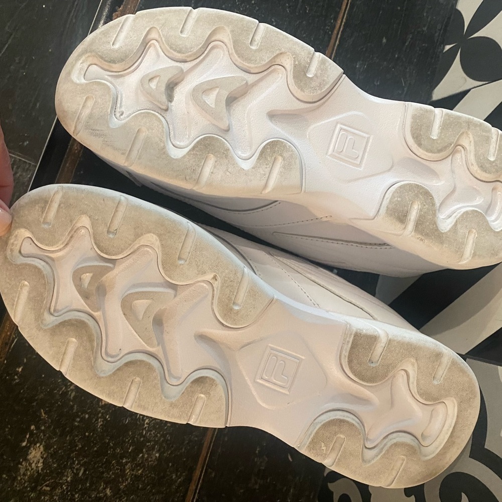 🇺🇸FILA sneakers- unisex but womens sizing! ✨EUC✨used for an outdoor photo … - Picture 9 of 12
